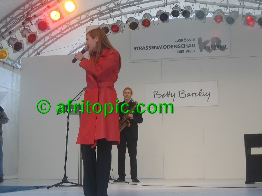 ../Images/Krefeld-Strssenmodenschau-2005 141.jpg